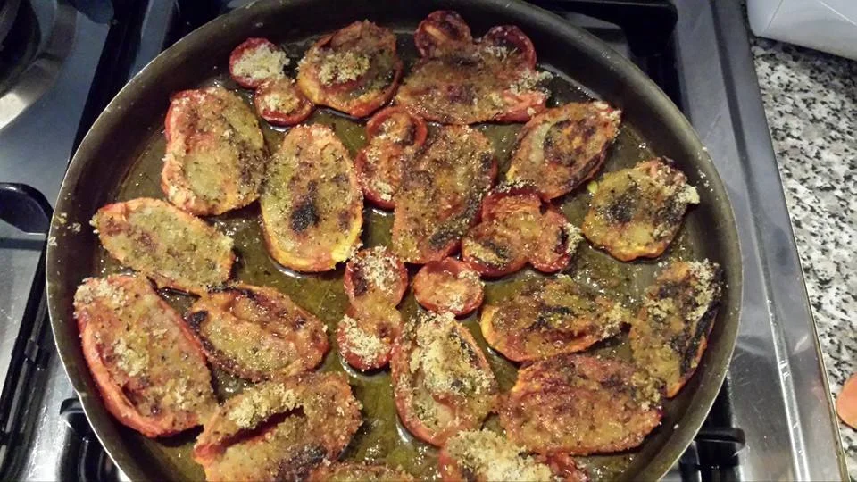 Pomodori alla griglia con pangrattato: Un antipasto estivo perfetto