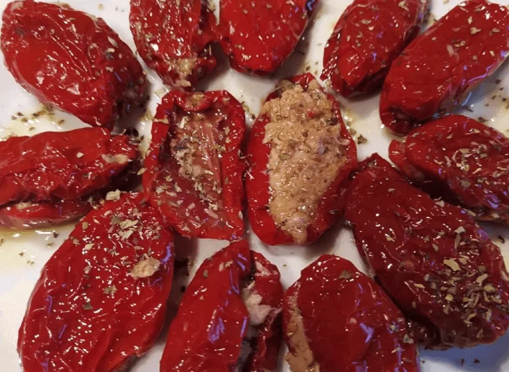 Pomodori secchi ripieni, un antipasto siciliano irresistibile