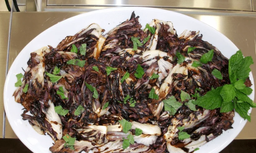 Radicchio arrosto in salmoriglio: un contorno siciliano ricco di sapore