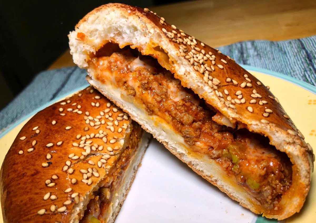 Ravazzate palermitane: il rustico siciliano ripieno di ragù e piselli