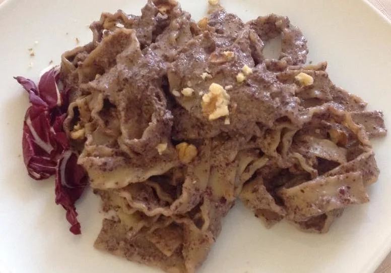 Reginette al pesto di radicchio e noci: gusto e semplicità siciliana