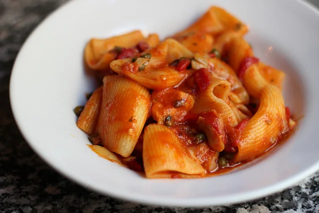 Rigatoni con capperi e tonno: un piatto siciliano gustoso e veloce