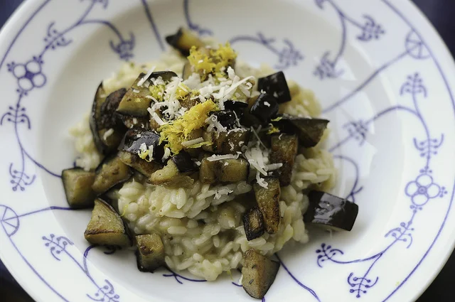 Risotto con le melanzane: Un primo piatto vegetariano elegante e delizioso