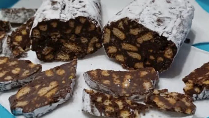 Salame turco: dolce siciliano al cacao e biscotti