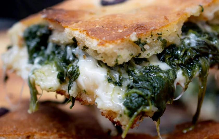 Schiacciata nissena con tuma e spinaci: Un tripudio di sapori siciliani