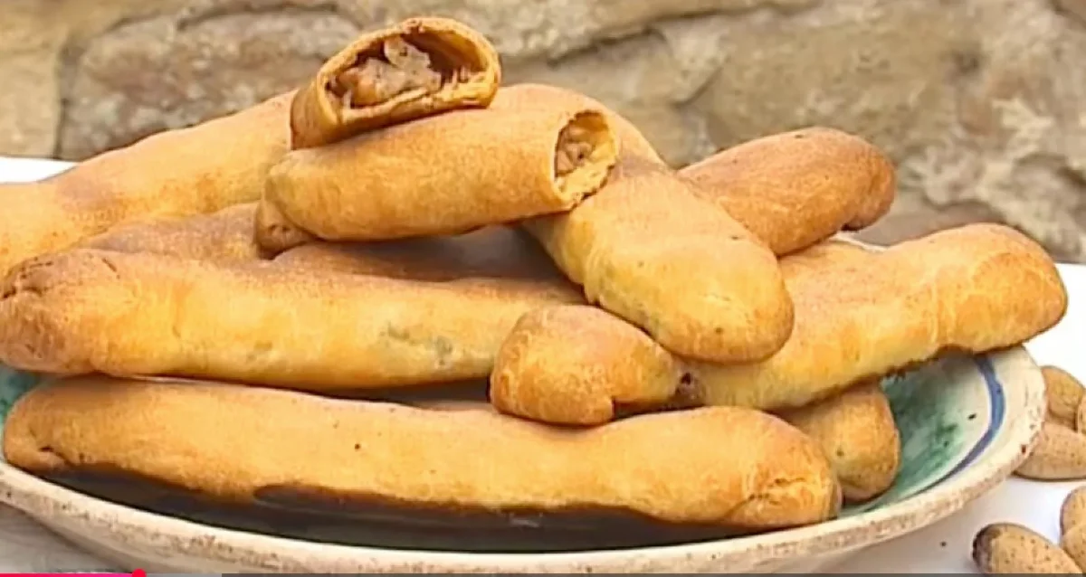 Eb Butera Sfigghiulata di Butera: sizilianischer Rustico mit Wurst und Pecorino