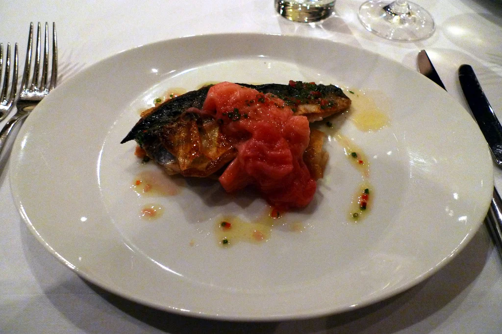 Sgombri al forno con pomodoro: Un delizioso secondo di mare