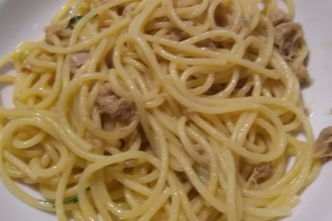 Spaghetti al tonno, limone e prezzemolo: Un'esplosione di freschezza siciliana