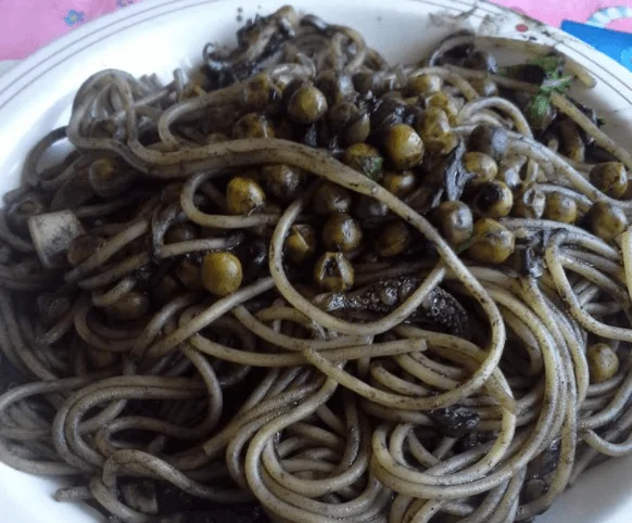 Spaghetti col nero di seppia alla siciliana: Un viaggio nei sapori del mare