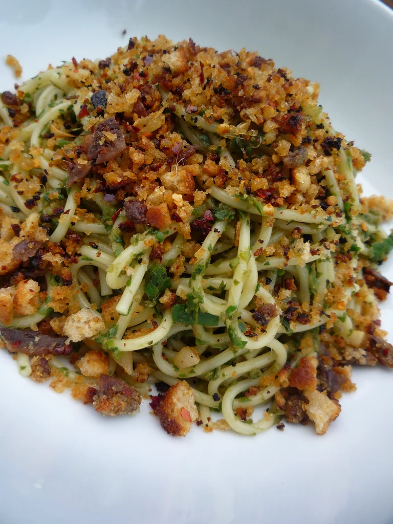 Spaghetti con acciughe e mollica abbrustolita, un classico della cucina siciliana