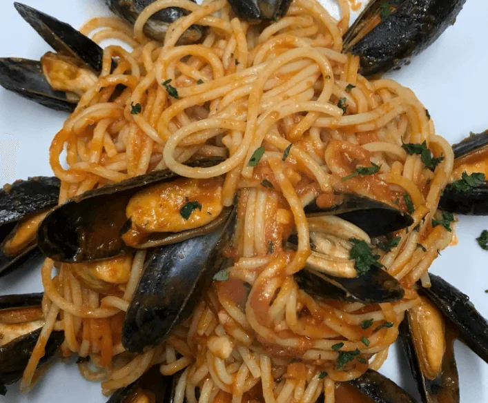 Spaghetti con le cozze alla siciliana, un tuffo nei sapori del mare