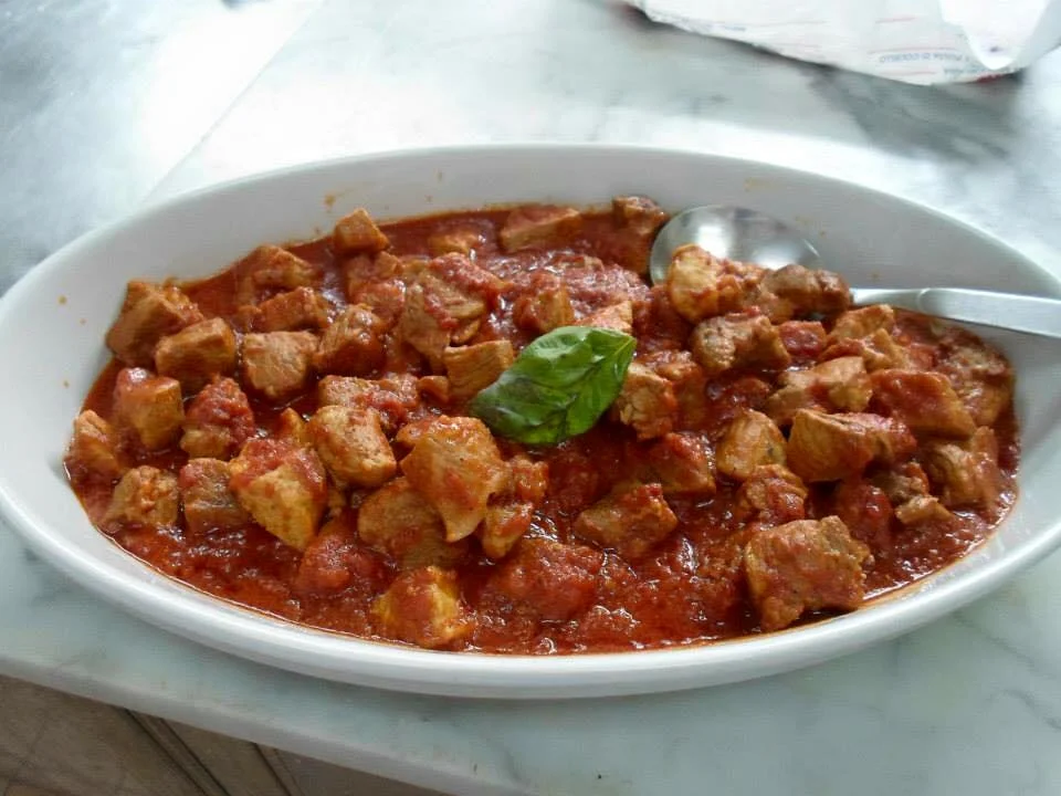 Spezzatino di maiale siciliano: ricetta tradizionale tenera e profumata