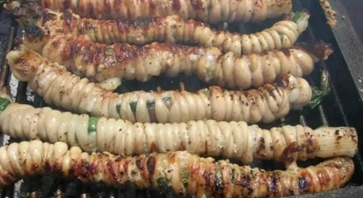 Stigghiole siciliane alla brace: la ricetta tradizionale dello street food di Palermo