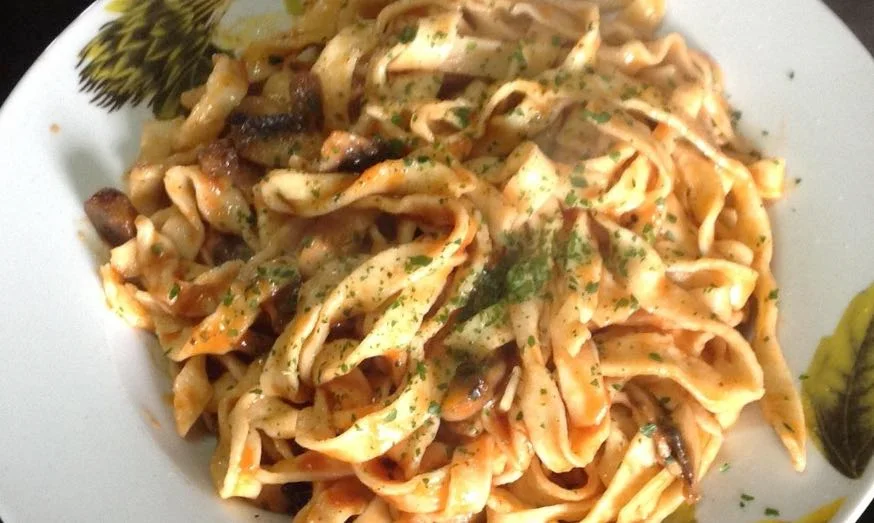Tagliatelle ai funghi: un primo piatto invernale profumato e gustoso