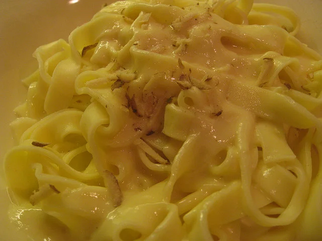 Tagliatelle con crema di cipolle, un primo piatto veloce e gustoso