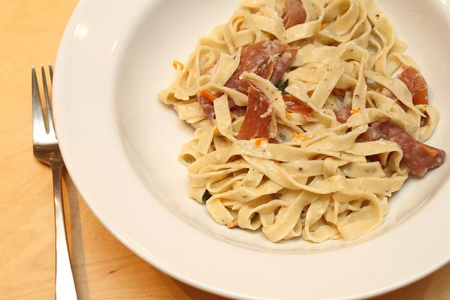 Tagliatelle con ricotta, prosciutto e arance: Un'esplosione di sapori mediterranei