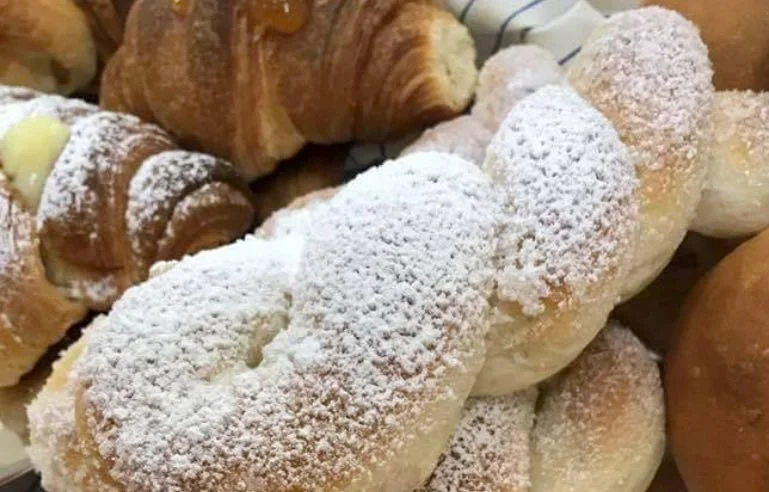 Treccine siciliane dolci con lo zucchero: la colazione dell’isola