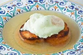 Uova affogate e prosciutto, un gustoso piacere siciliano