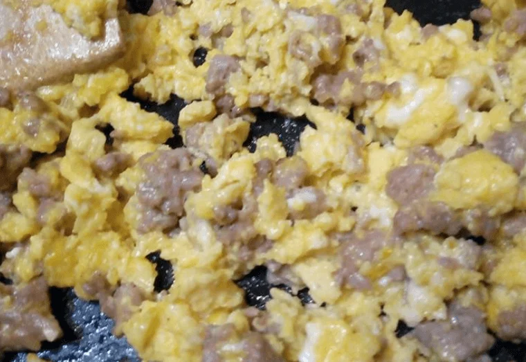 Uova con salsiccia alla siciliana, un brunch saporito e veloce