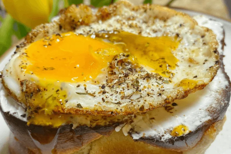 Uova su canapè di ricotta: un antipasto raffinato e saporito